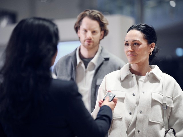 Drie personen aanwezig tijdens een serviceafspraak